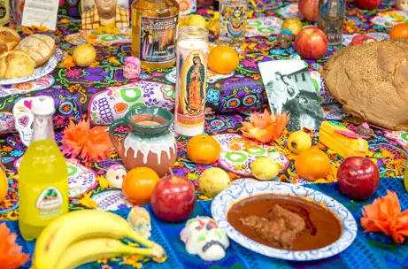 Typical food and drink ofrendas placed on an altar. 